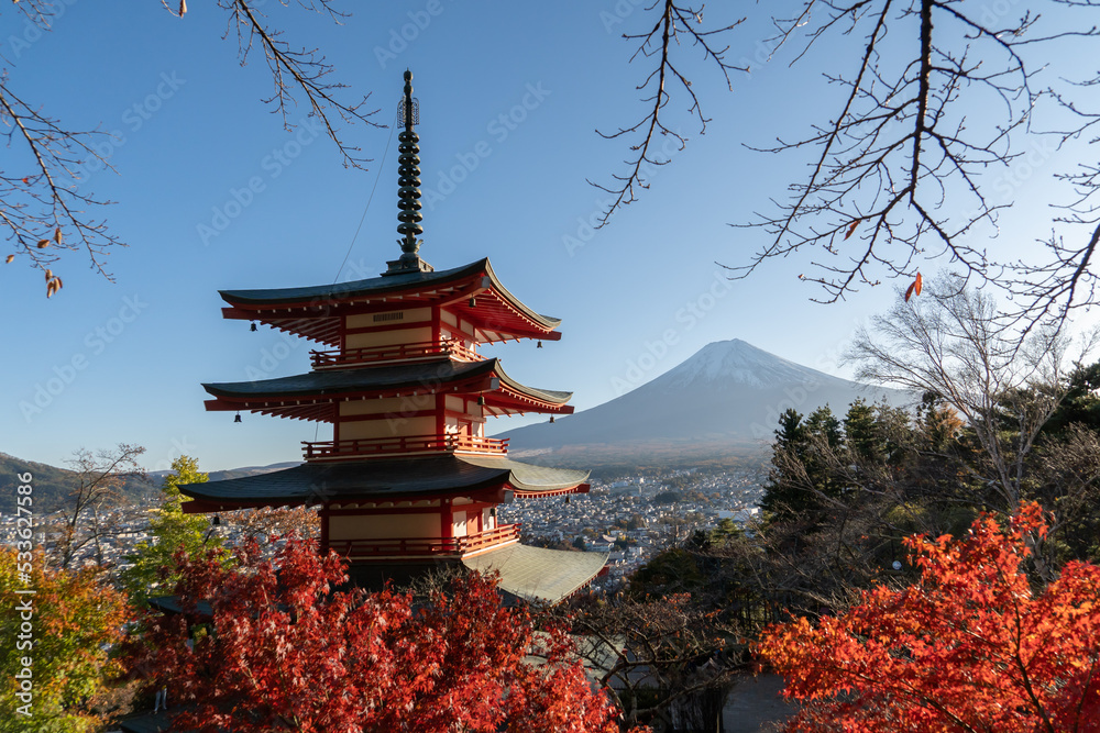 Obraz premium View of Mount Fuji from the viewpoint of Chureito Pagoda.Chureito Pagoda was built on the mountainside of Fujiyoshida City as a peace memorial