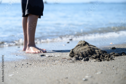 夏の終わりを感じさせる　海での砂遊び © kapinon