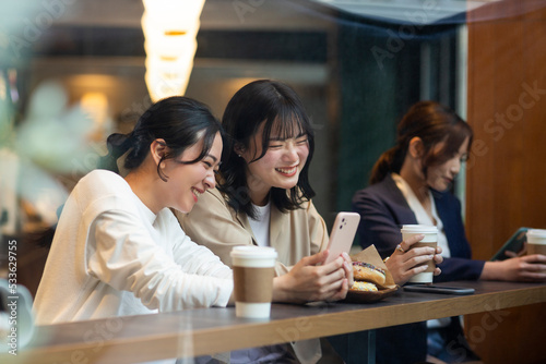 カフェで過ごす若い女性