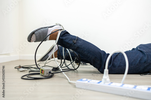Quadro em tela A man stumbles upon a cluttered wire lying on the ground