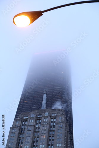 Gebäudefassaden im Dämmerlicht photo