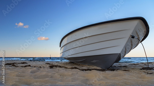 kleines Boot am Strand