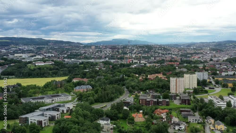 survol du fjord de Trondheim et Château de Steinvikholm (Trondheimsfjord) survol du fjord de Trondheim et Château de Steinvikholm (Trondheimsfjord)