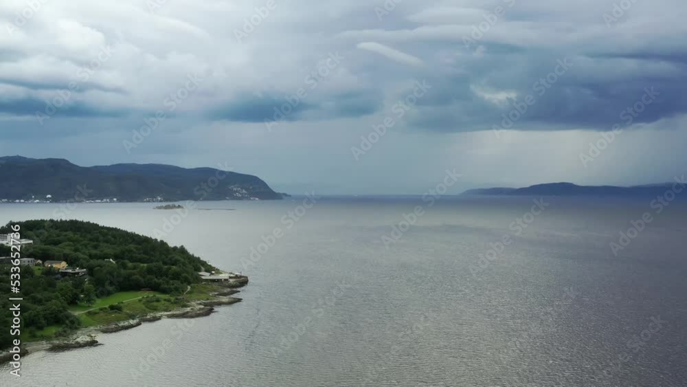 survol du fjord de Trondheim et Château de Steinvikholm (Trondheimsfjord) survol du fjord de Trondheim et Château de Steinvikholm (Trondheimsfjord)
