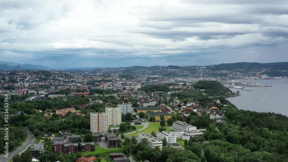 survol du fjord de Trondheim et Château de Steinvikholm (Trondheimsfjord) survol du fjord de Trondheim et Château de Steinvikholm (Trondheimsfjord)