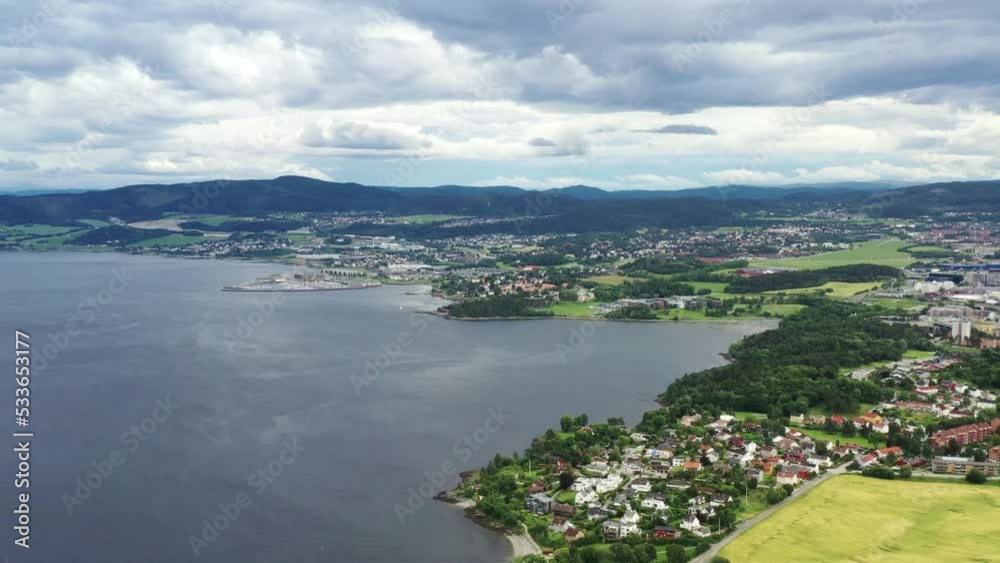 survol du fjord de Trondheim et Château de Steinvikholm (Trondheimsfjord) survol du fjord de Trondheim et Château de Steinvikholm (Trondheimsfjord)