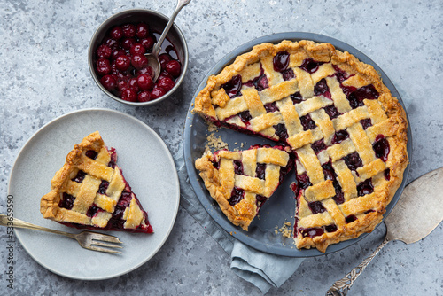 Fotografie sour cherry pie in baking dish