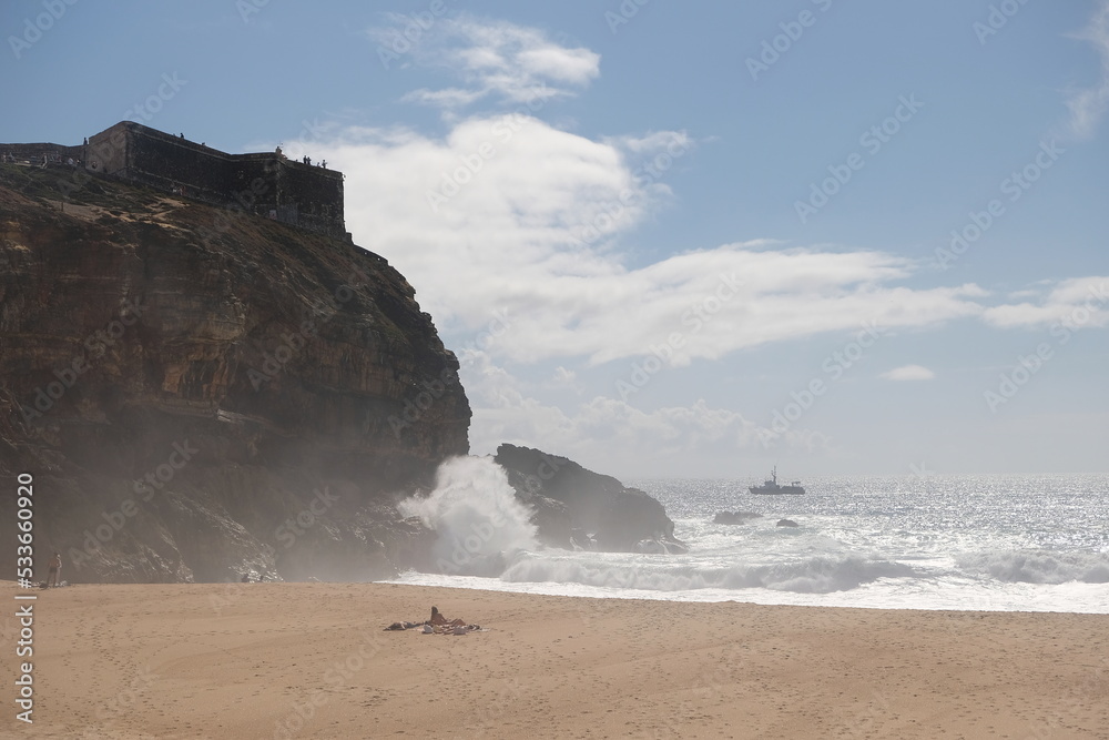 Menschen am Strand von Portugal
