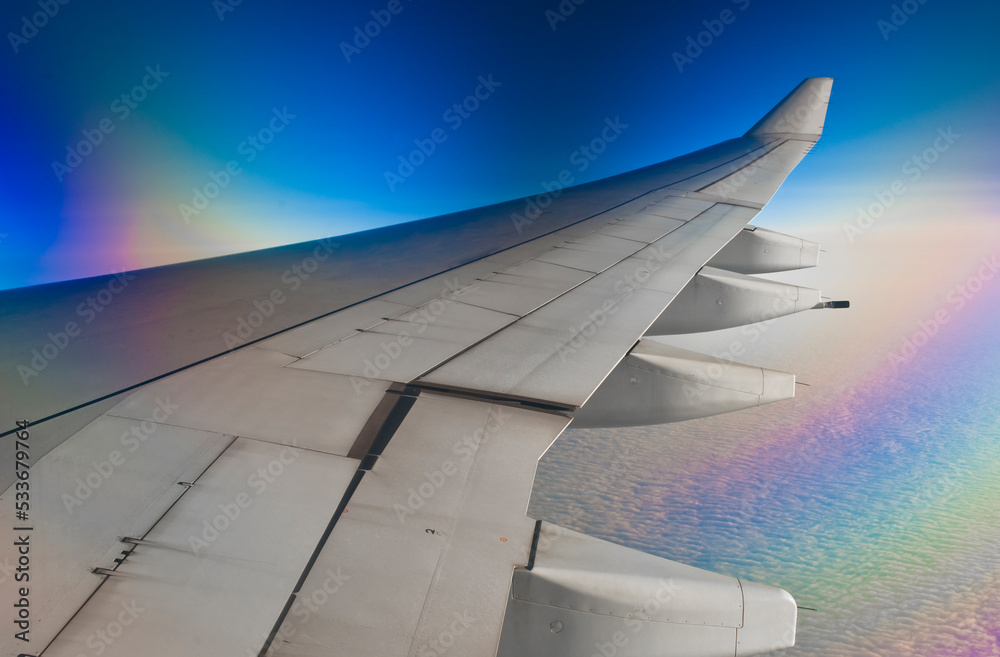 Fototapeta premium Tragfläche eines Flugzeugs mit Moiré-Effekt durch die Fensterscheibe eines Verkehrsflugzeugs