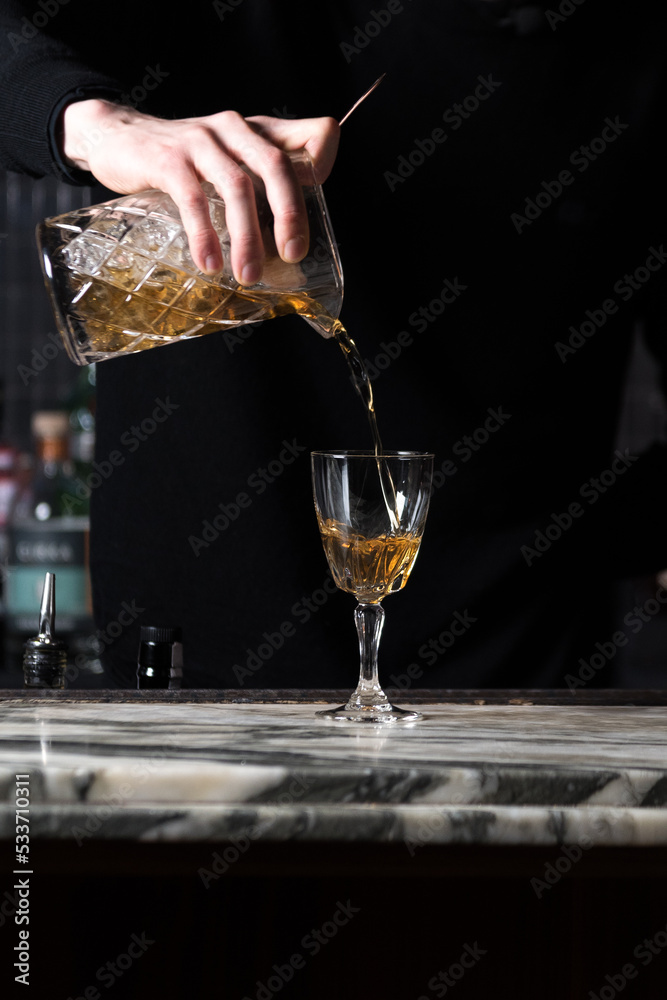 Obraz premium Pouring cocktail into glass