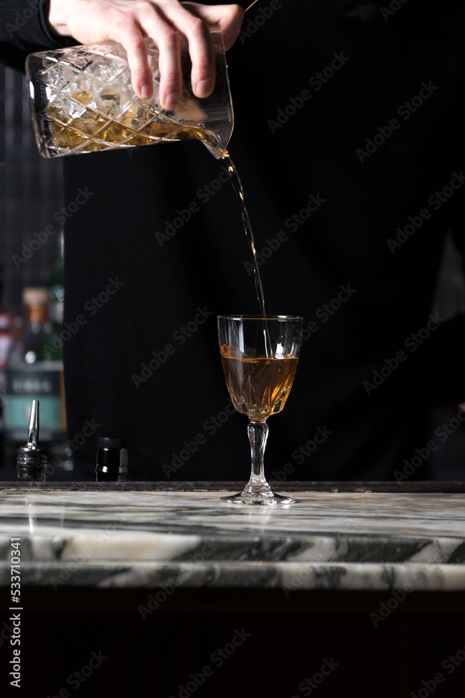 Obraz premium Pouring a cocktail