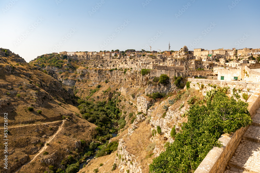Matera - ist eine Stadt auf einer felsigen Landzunge in der Region Basilicata im Süden Italiens. Hier befinden sich die Sassi, ein Komplex aus Höhlensiedlungen, die in die Felswand geschlagen wurden. Matera - ist eine Stadt auf einer felsigen Landzunge in der Region Basilicata im Süden Italiens. Hier befinden sich die Sassi, ein Komplex aus Höhlensiedlungen, die in die Felswand geschlagen wurden.