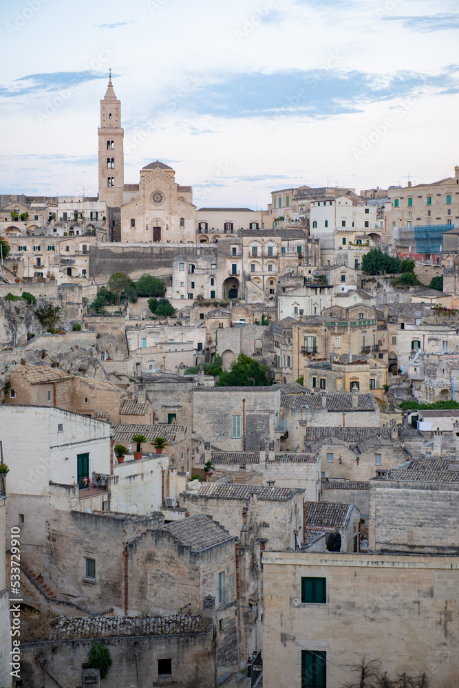 Matera - ist eine Stadt auf einer felsigen Landzunge in der Region Basilicata im Süden Italiens. Hier befinden sich die Sassi, ein Komplex aus Höhlensiedlungen, die in die Felswand geschlagen wurden. Matera - ist eine Stadt auf einer felsigen Landzunge in der Region Basilicata im Süden Italiens. Hier befinden sich die Sassi, ein Komplex aus Höhlensiedlungen, die in die Felswand geschlagen wurden.