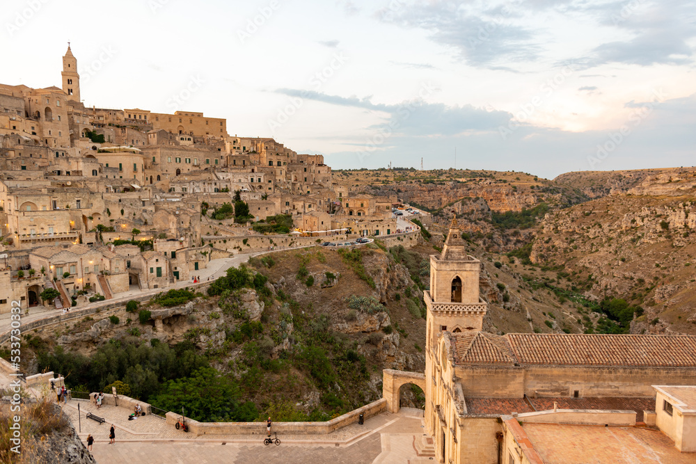 Matera - ist eine Stadt auf einer felsigen Landzunge in der Region Basilicata im Süden Italiens. Hier befinden sich die Sassi, ein Komplex aus Höhlensiedlungen, die in die Felswand geschlagen wurden.