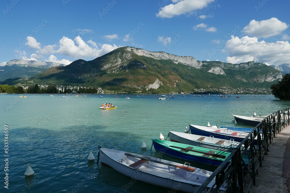 Lac d'Annecy en été barques et pédalos