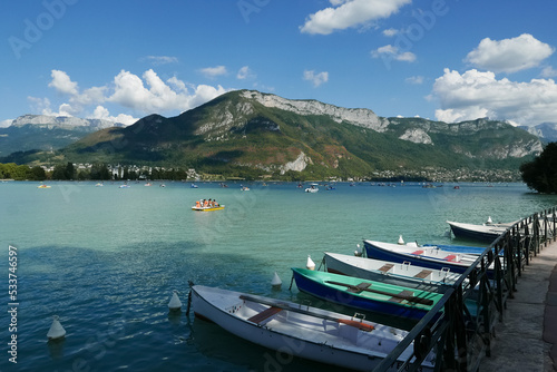 Obraz na płótnie Lac d'Annecy en été barques et pédalos