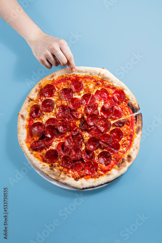 Smaczna pizza pepperoni. Widok z góry na gorącą pizzę pepperoni. Z kopią miejsca na tekst. Leżał płasko. Transparent
 photo