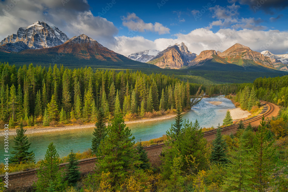 Φωτογραφία Morant's Curve is a scenic viewpoint near Lake Louise of a dramatic bend along the Bow River where trains pass through the Canadian Rockies