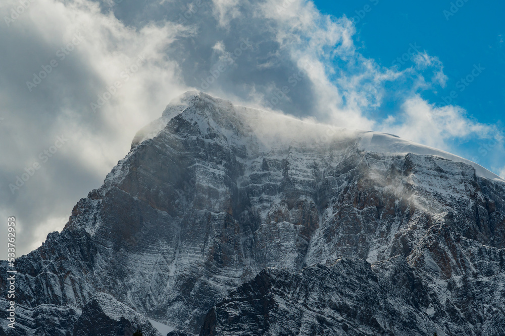 Fototapeta premium The Canadian Rockies or Canadian Rocky Mountains, comprising both the Alberta Rockies and the B.C. Rockies, is the Canadian segment of the North American Rocky Mountains.