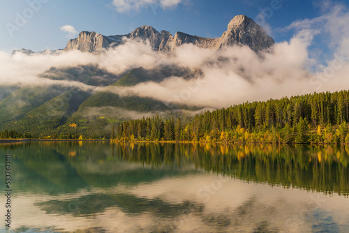 Obraz na płótnie The Canadian Rockies or Canadian Rocky Mountains, comprising both the Alberta Rockies and the B.C. Rockies, is the Canadian segment of the North American Rocky Mountains.
w salonie