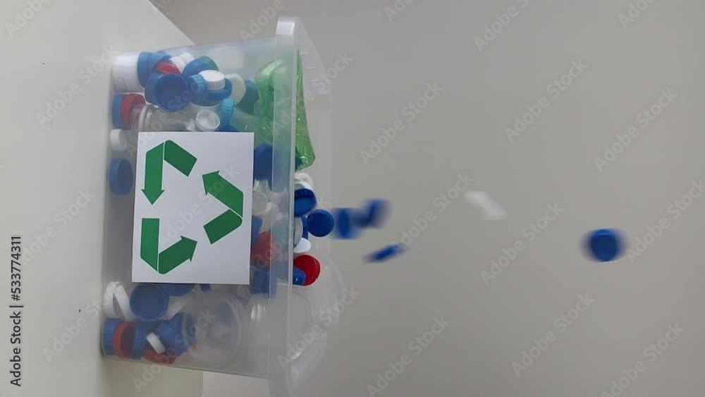 Vidéo Stock Sorting plastic drink bottle caps and lids recyclable