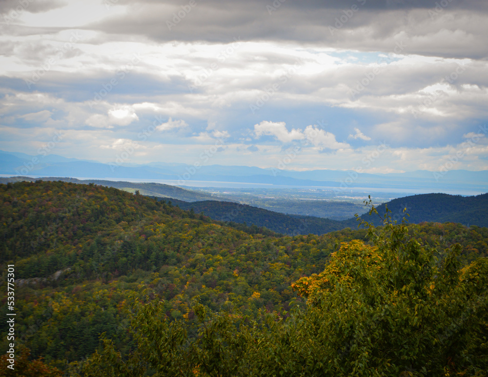 Obraz premium Early Autumn with Cloud Landscape Long Trail Vermont