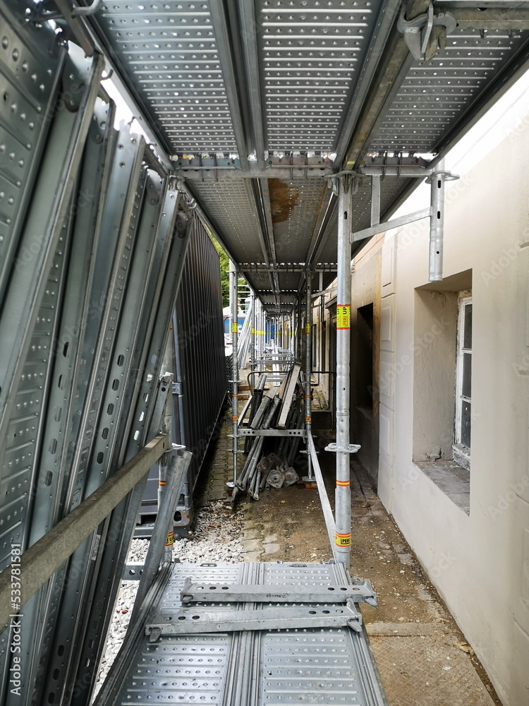 Aufbau eines Baugerüst an def Fassade einer denkmalgeschützten