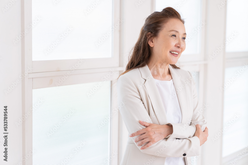 シニア女性 ビジネス シニア女性 ビジネス