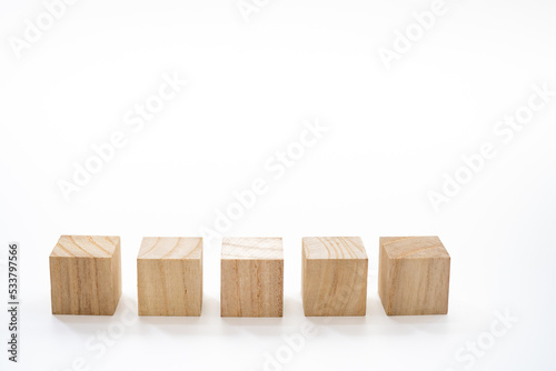 木製キューブの積み木 ５個（白背景）