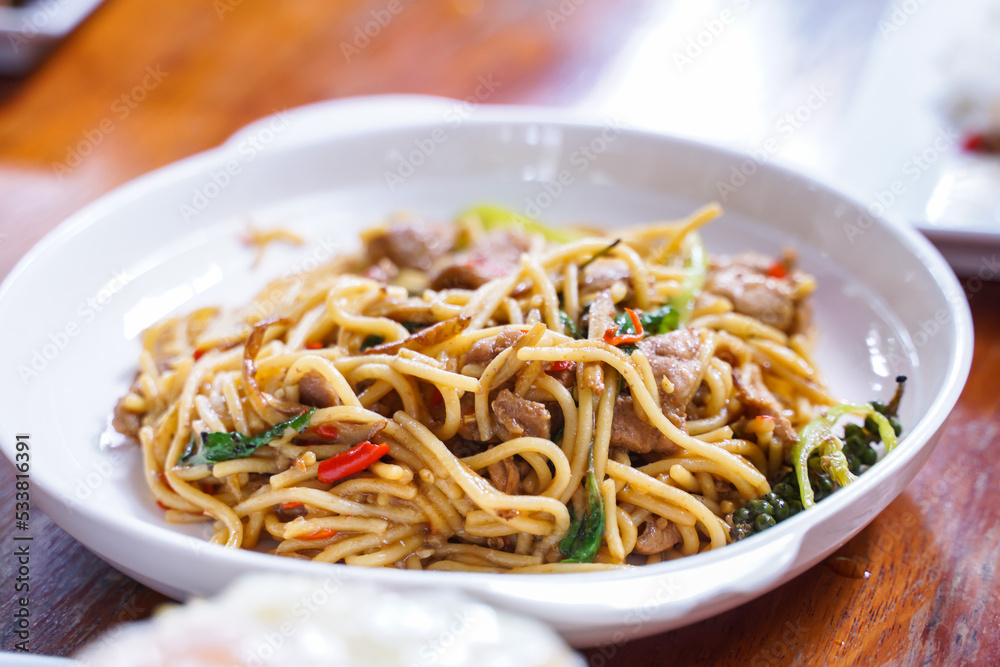 Spaghetti with spicy pork is another favorite of Thai people and it tastes very good.