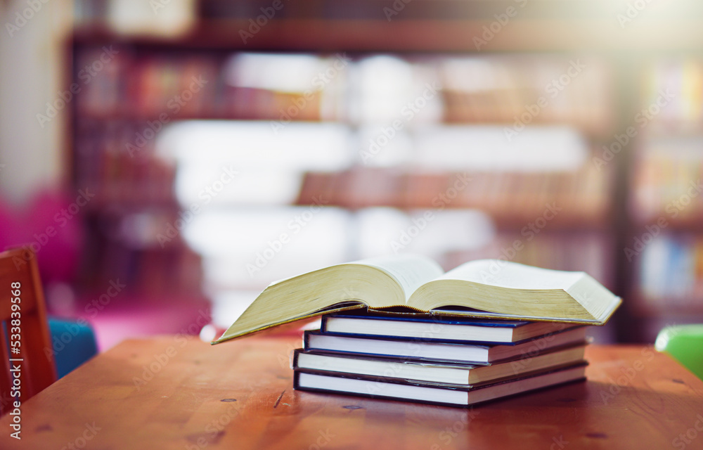 Obraz premium Open book on the table in the library