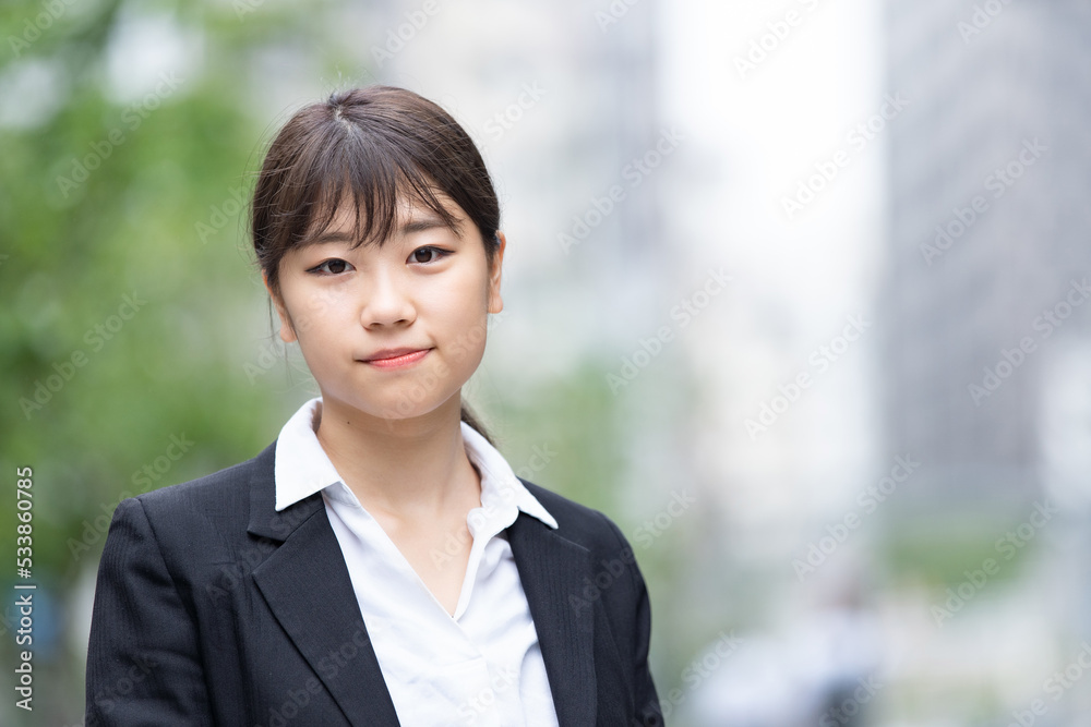 スーツ姿の若い女性 スーツ姿の若い女性