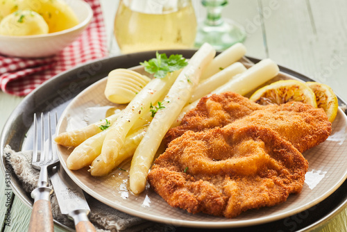 Asparagus and schnitzels with butter and lemon
