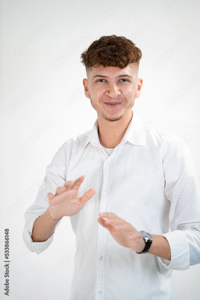 Giovane uomo isolato con sfondo bianco gesturing sorridente Giovane uomo isolato con sfondo bianco gesturing sorridente