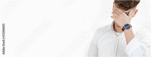 giovane uomo, business man in camicia bianca con l'orologio al polso  photo