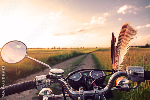 Motorrad fahren auf Feldweg
