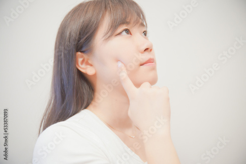 肌を気にする女性