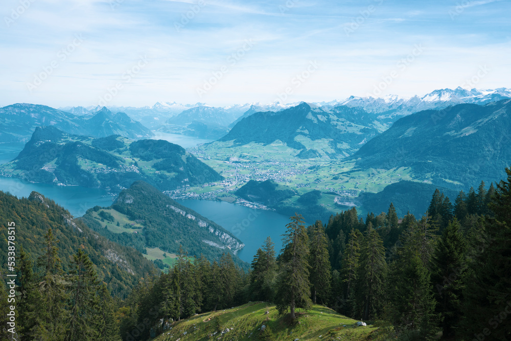 Mount Pilatus and the valley station in Alpnachstad lie in the heart of Switzerland and are very well connected. They are conveniently reached by car, train or boat trip.