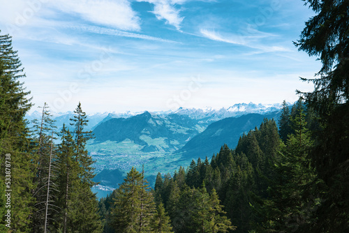 Mount Pilatus and the valley station in Alpnachstad lie in the heart of Switzerland and are very well connected. They are conveniently reached by car, train or boat trip.