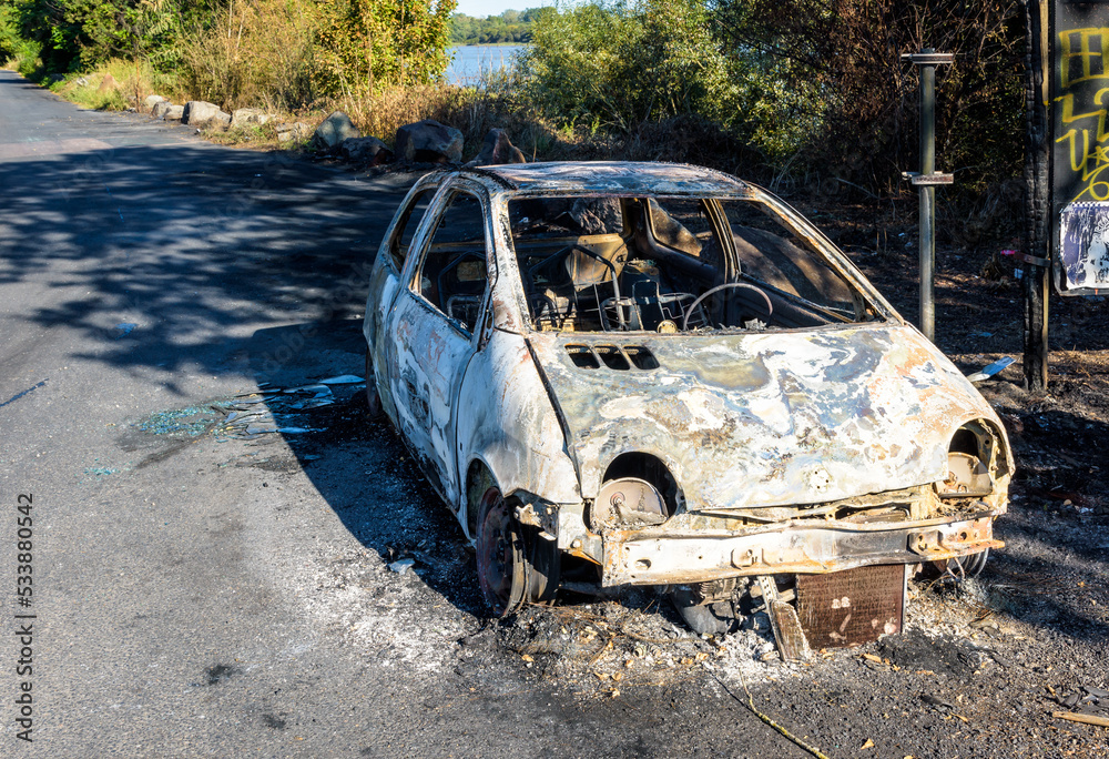 A city car burned out in a discreet street of a sensitive neighborhood.