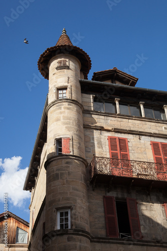 Vieille tourelle d'angle dans une rue de Figeac photo