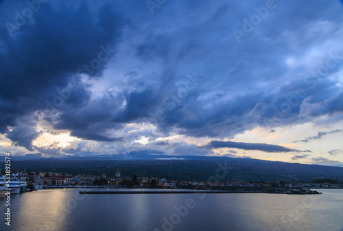 Etna al tramonto dal porto di Riposto
