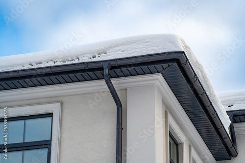 Fotografia Metal Downpipe system, Guttering System, External downpipes and drainage pipes under snow