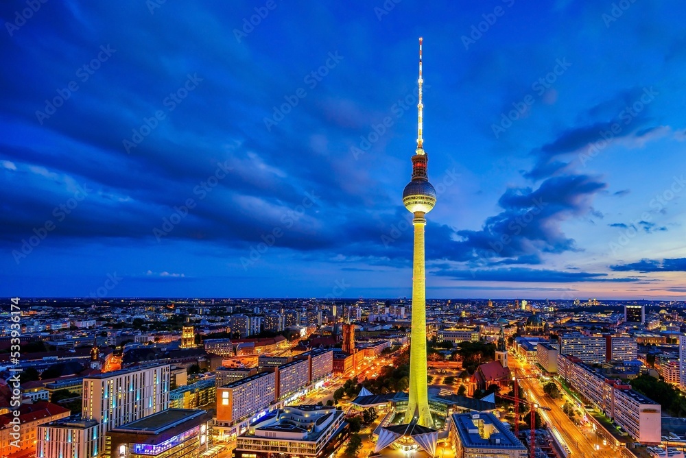A view of Berlin at night - obrazy, fototapety, plakaty 
