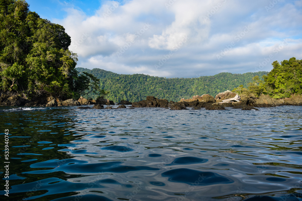 Ensenada de utria, Bahía Solano, isla tropical del pacífico agua en calma