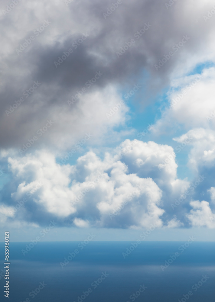 Cielo azul con nubes con el horizonte en el mar