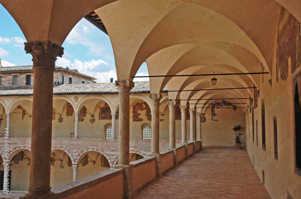 Assisi: il chiostro del convento della Basilica di San Francesco d'Assisi