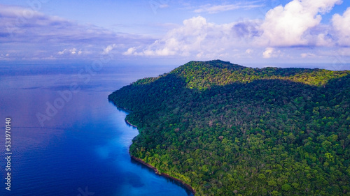 Vista área isla en el pacífico Colombiano