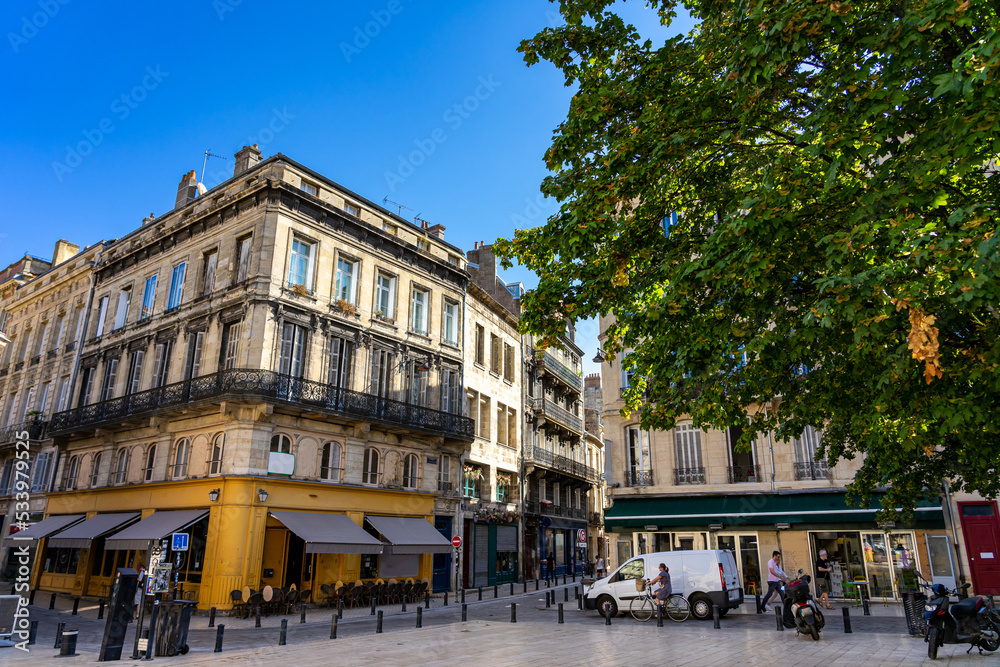 Das moderne, hippe Bordeaux: Städtetrip in der Weinstadt a der Garonne - schöner Platz mit typisch französchischer Architektur und Baum