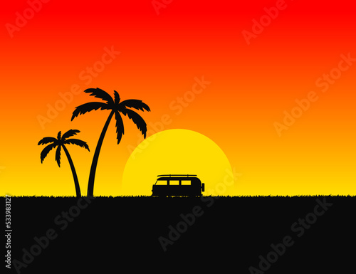 Eine Hängematte aufgespannt zwischen einer Palme und einem Bus, im Hintergrund geht die Sonne unter.